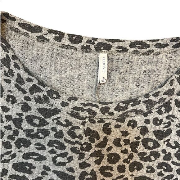NWOT Z SUPPLY Grey Leopard Print Tie Bottom Henley Waffle Long Sleeve Top S - Picture 8 of 9